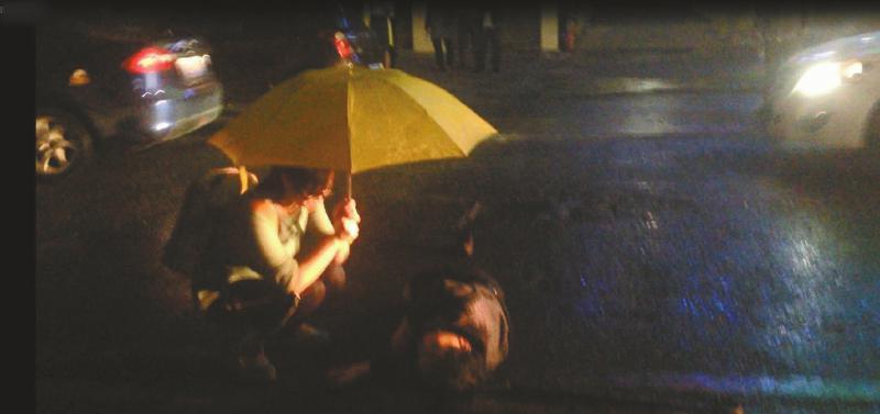大雨中行人被撞，成都女孩为伤者撑起“爱心伞”